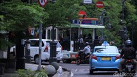 Seperti di jalan Braga Anda akan melihat keramaian wisatawan yang hendak berfoto atau nongkrong di kursi-kursi taman yang ada di jalan tersebut. 
