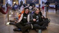 Para demonstran tersebut mengenakan pakaian dengan beragam tulisan yang menyatakan Trump bersalah dan meminta Trump untuk ditangkap. Aksi unjuk rasa itu terlihat mendapat pengamanan dari sejumlah petugas kepolisian. AP Photo/J. Scott Applewhite.