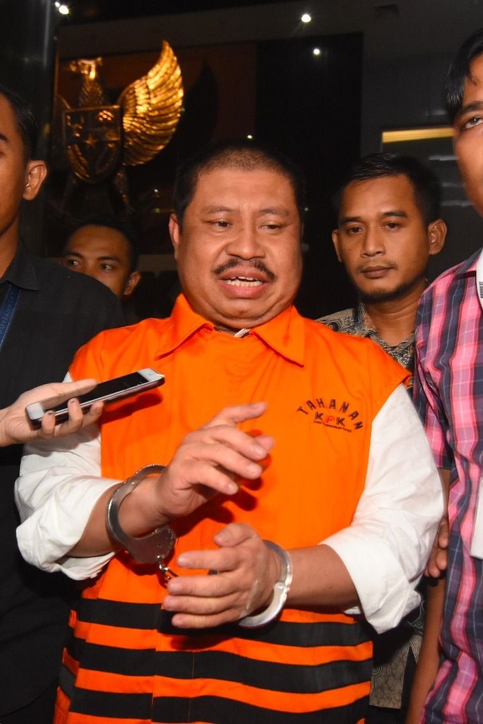 KPK TAHAN BUPATI BENGKALIS Bupati Bengkalis Amril Mukminin (tengah) digiring mengenakan rompi tahanan usai menjalani pemeriksaan di gedung KPK, Jakarta, Kamis (6/2/2020). Amril Mukminin ditahan usai diperiksa sebagai tersangka kasus dugaan suap proyek multiyears pembangunan jalan Duri - Sei Pakning di Kabupaten Bengkalis dengan nilai suap Rp5,6 miliar. ANTARA FOTO/Indrianto Eko Suwarso/foc.