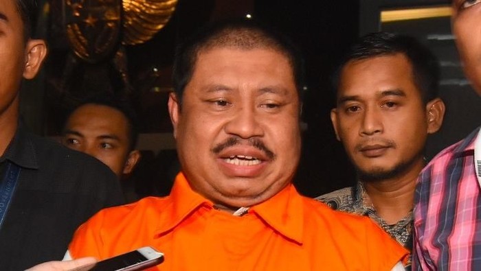 Bupati Bengkalis Amril Mukminin (tengah) digiring mengenakan rompi tahanan usai menjalani pemeriksaan di gedung KPK, Jakarta, Kamis (6/2/2020). Amril Mukminin ditahan usai diperiksa sebagai tersangka kasus dugaan suap proyek multiyears pembangunan jalan Duri - Sei Pakning di Kabupaten Bengkalis dengan nilai suap Rp5,6 miliar. ANTARA FOTO/Indrianto Eko Suwarso/foc.