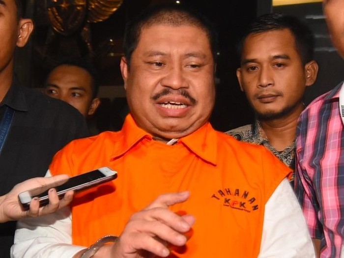 Bupati Bengkalis Amril Mukminin (tengah) digiring mengenakan rompi tahanan usai menjalani pemeriksaan di gedung KPK, Jakarta, Kamis (6/2/2020). Amril Mukminin ditahan usai diperiksa sebagai tersangka kasus dugaan suap proyek multiyears pembangunan jalan Duri - Sei Pakning di Kabupaten Bengkalis dengan nilai suap Rp5,6 miliar. ANTARA FOTO/Indrianto Eko Suwarso/foc.