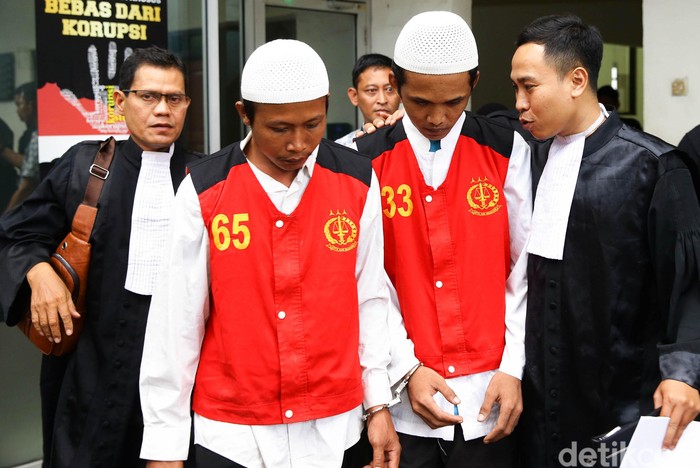 Dua eksekutor pembunuh Pupung dan Dana menjalani sidang dakwaan di PN Jakarta Selatan. Keduanya didakwa jaksa melakukan pembunuhan dengan sengaja.