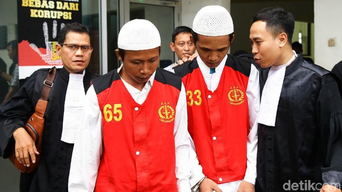 Dua eksekutor pembunuh Pupung dan Dana menjalani sidang dakwaan di PN Jakarta Selatan. Keduanya didakwa jaksa melakukan pembunuhan dengan sengaja.