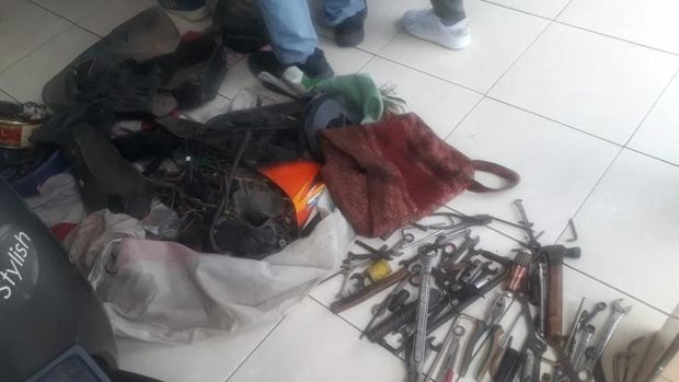 Pelaku menakut-nakuti korban dengan celurit dan pistol mainan.