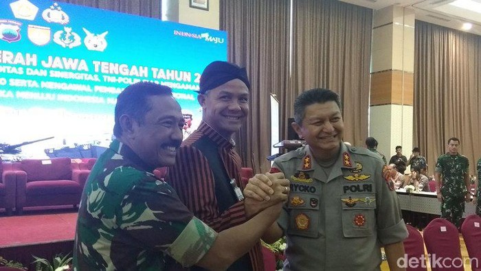 Gubernur Ganjar bersama Kapolda Jateng Irjen Rycko Amelza Dahniel dan Pangdam IV/Diponegoro Mayjen TNI Mochamad Effendi
