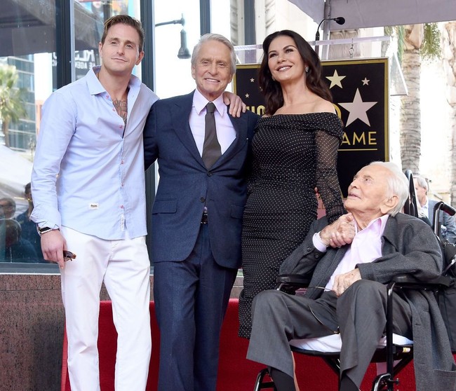 Kirk Douglas ikut menghadiri seremoni pemberian bintang The Hollywood Walk Of Fame untuk Michael Doulgas pada November 2018 lalu. Tampak aktris 50 tahun itu selalu setia berada di samping mertuanya. (Foto: Gregg DeGuire/Getty Images)