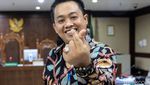 Gaya Finger Heart Sambil Cengengesan ala Eks Aspri Menpora