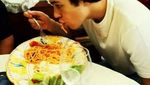 Austin Mahone, Penyanyi Top Amerika yang Doyan Pizza Hingga Bakwan