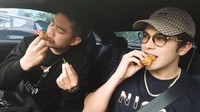 Kalau yang satu ini adalah Momen ketika Austin Mahone berkunjung ke Indonesia dan mampir ke acara Boy William. Di sana, Boy meminta Austin untuk mencicip gorengan berupa bakwan dan cabai rawit. Foto: Istimewa