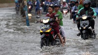 Banjir yang merendam jalanan hingga memasuki hari ke-5 itu diakibatkan karena tanggul jebol.