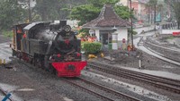 Dengan tampilannya yang klasik dan unik, moda transportasi zaman dahulu kala itu kini bisa dilihat dan dinikmati hingga kini sebagai kereta wisata di Solo, Jawa Tengah. Foto: ANTARA FOTO/Mohammad Ayudha