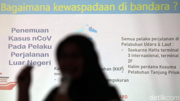 Saat Penghuni Apartemen Belajar Tentang Corona Dinas Kesehatan DKI Jakarta melakukan sosialisasi terkait virus corona di Apartemen Mediterania Garden 2, Jakarta, Kamis (6/1). Sosialisasi tersebut disambut baik warga.