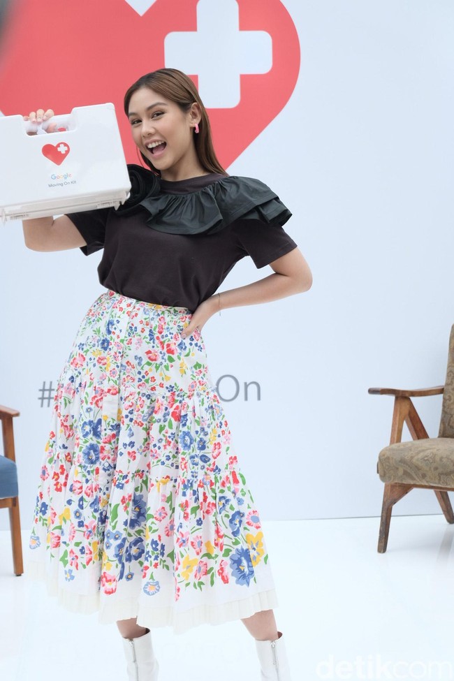 Menyempurnakan penampilannya dengan boots putih, Vanesha Prescilla terlihat elegan. Sementara itu, makeupnya yang natural flawless dengan perona bibir pink membuat Vanesha terlihat lebih segar. Foto: Anggi Mayasari / Wolipop