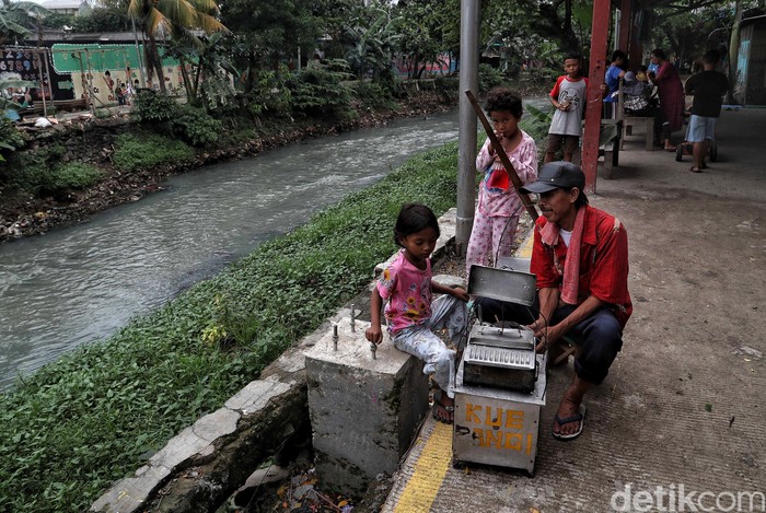 Melihat Sungai Ciliwung Lama Yang Akan Dinaturalisasi Sejumlah warga beraktivitas di kawasan pemukiman bantaran sungai Ciliwung Lama, Krapu, Kampung Tongkol, Ancol, Jakarta Utara, Kamis (6/2). Kepala Dinas Sumber Daya Air (SDA) DKI Jakarta, Juaini Yusuf menyatakan pemerintah provinsi akan naturalisasi tiga sungai pada tahun ini. Dia menjelaskan, dua segmen di KBB yakni Shangrilla-Karet dan Sudirman-Manggarai.