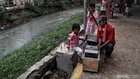 Sungai Ciliwung Lama berlokasi di kawasan Krapu, Kampung Tongkol, Ancol, Jakarta Utara.