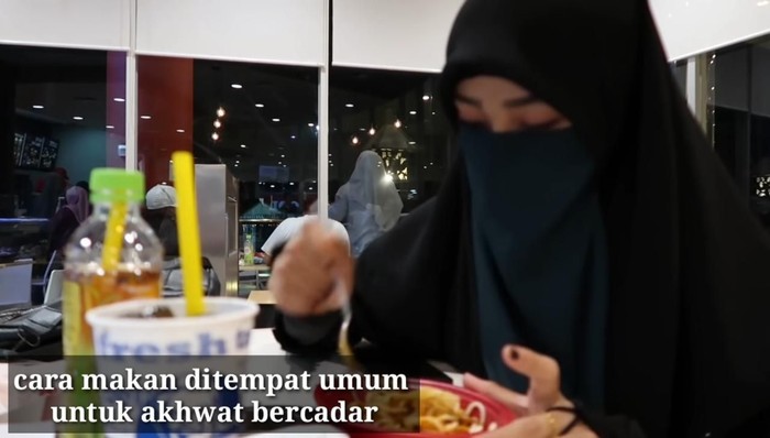 makan pakai cadar makan pakai cadar