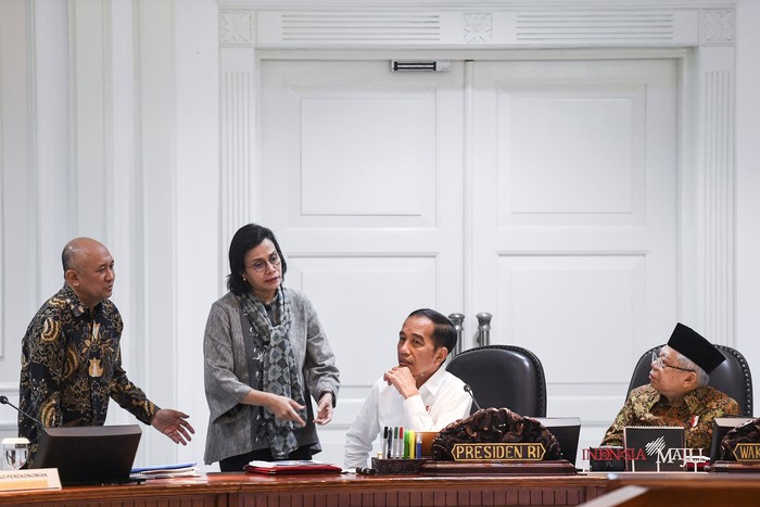 Presiden Joko Widodo (kiri) berbincang dengan Wakil Presiden Maruf Amin saat memimpin rapat kabinet terbatas tentang hilirisasi industri produk-produk unggulan di Kantor Presiden, Jakarta, Kamis (6/2/2020). Presiden Joko Widodo menyatakan industri nasional telah mampu membuat produk-produk dengan teknologi unggulan dan meminta dapat terus dikembangkan dengan pendanaan riset yang memadai dari BUMN serta swasta. ANTARA FOTO/Hafidz Mubarak A/wsj.