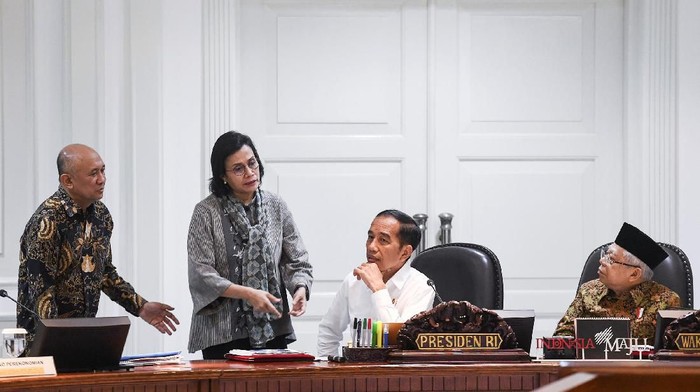 Presiden Joko Widodo (kiri) berbincang dengan Wakil Presiden Maruf Amin saat memimpin rapat kabinet terbatas tentang hilirisasi industri produk-produk unggulan di Kantor Presiden, Jakarta, Kamis (6/2/2020). Presiden Joko Widodo menyatakan industri nasional telah mampu membuat produk-produk dengan teknologi unggulan dan meminta dapat terus dikembangkan dengan pendanaan riset yang memadai dari BUMN serta swasta. ANTARA FOTO/Hafidz Mubarak A/wsj.
