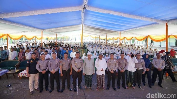 Tertib lalu lintas harus menjadi budaya dan ditanamkan sejak dini. Seperti yang disampaikan polisi saat bertemu santri di Pondok Pesantren Al Fattah Siman, Kecamatan Sekaran.