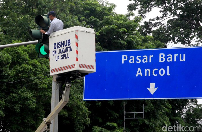 Perawatan Lampu Lalu lIntas Petugas Dinas Perhubungan DKI Jakarta melakukan perawatan lampu lalu lintas. Hal itu dilakukan demi menjaga ketertiban dan kelancaran lalu lintas di kawasan itu