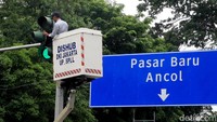Petugas Dinas Perhubungan (Dishub) DKI Jakarta melakukan perawatan lampu pengatur lalu lintas di kawasan Gambir, Jakarta, Kamis (6/2/2020).