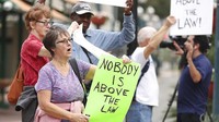 Aksi terkait dengan sidang pemakzulan Trump tersebut juga terlihat di kawasan Orlando, Florida, Amerika Serikat. Tak sedikit warga yang mengeluhkan karena hasil sidang pemakzulan tersebut menyelamatkan Trump dari pemakzulan. Stephen M. Dowell/Orlando Sentinel via AP.