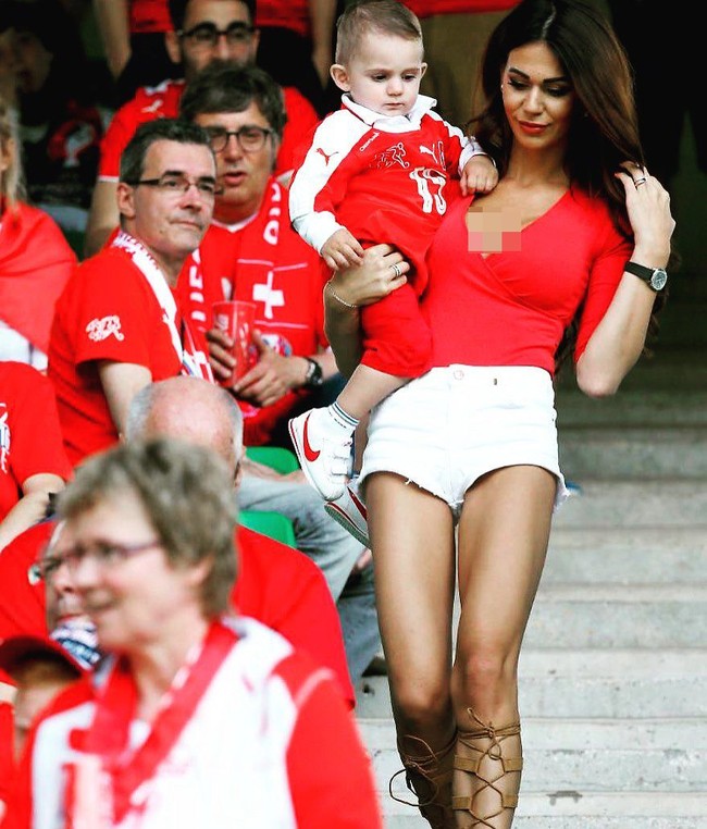 Erjona Sulejmani adalah wanita yang viral setelah menonton pertandingan Euro 2016. Wanita Albania yang pernah menikah dengan pemain bola Swiss tersebut disebut suporter Euro terseksi. Foto: Instagram