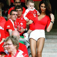 Erjona Sulejmani adalah wanita yang viral setelah menonton pertandingan Euro 2016. Wanita Albania yang pernah menikah dengan pemain bola Swiss tersebut disebut suporter Euro terseksi. Foto: Instagram