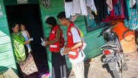 Anggota PMI juga membagikan masker kepada warga.