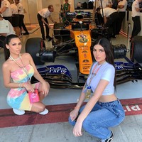 Kami tidak melakukan operasi plastik sama sekali karena kami orang Muslim dan keluarga kami cukup taat jadi kami tidak diperbolehkan juga, ungkap Sonia kepada Harpers Bazaar. Foto: Instagram @soniaxfyza