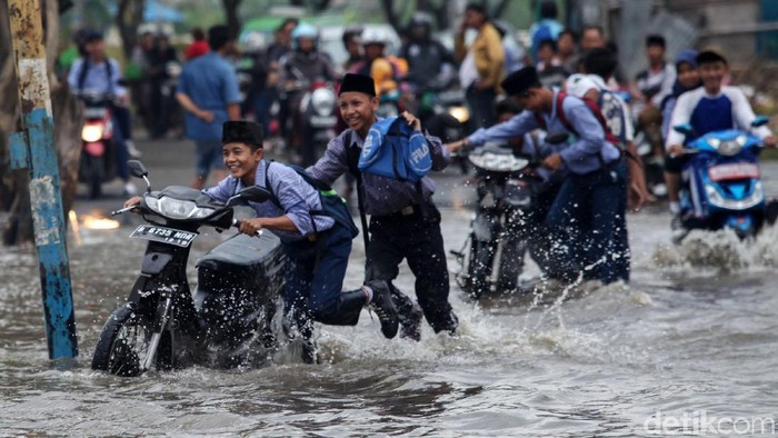 Sejumlah pengendara nekat terobos banjir di Jalan Raya Villa Mutiara Indah, Periuk, Tangerang, Kamis (6/1/2020). Banjir yang melanda kawasan ini sudah memasuki hari ke-5.