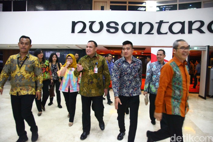 Ketua KPK Firli Bahuri mendatangi gedung DPR. Firli mengaku akan bertemu dengan pimpinan DPR.