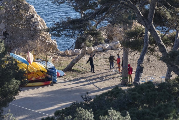 Melihat Pusat Karantina Warga Prancis Akibat Corona A person wearing a mask is pictured at a complex used as a quarantined vacation center in Carry-le-Rouet, southern France, which is currently accommodating French citizens repatriated from the virus-hit city of Wuhan, Wednesday, Feb. 5, 2020. More than 20,000 people have been infected by the outbreak of a respiratory illness from the coronavirus in China. France has issued an advisory, warning against any non-essential travel to China and suggesting that French citizens who were already there return home. (AP Photo/Daniel Cole)