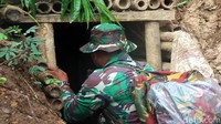 Pantauan detikcom, aparat merangsek masuk ke beberapa lubang yang ditemukan. Lubang yang awalnya ditutup menggunakan papan kayu kemudian dibongkar. Sebuah jeriken diduga bekas cairan merkuri juga ditemukan petugas.