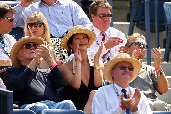 Selain menghadiri premier film, Kirk Douglas dan Catherine Zeta-Jones juga senang menghabiskan waktu bersama sambil menyaksikan pertandingan tenis. Keduanya bersama Michael Douglas sempat menonoton laga antara Novak Djokovic dan David Ferrer di US Open 2007. (Foto: Al Bello/Getty Images)