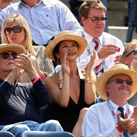 Selain menghadiri premier film, Kirk Douglas dan Catherine Zeta-Jones juga senang menghabiskan waktu bersama sambil menyaksikan pertandingan tenis. Keduanya bersama Michael Douglas sempat menonoton laga antara Novak Djokovic dan David Ferrer di US Open 2007. (Foto: Al Bello/Getty Images)