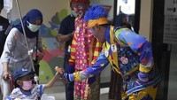 Dalam aksi ini, Aku Badut Indonesia (ABI) bekerjasama dengan Yayasan Kasih Anak Kanker Indonesia (YKAKI). Antara Foto/Wahyu Putro A.