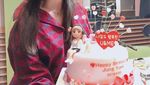 Jung Yoo Mi, Pacar Kangta Saat Pose Manis dengan Kue hingga Susu