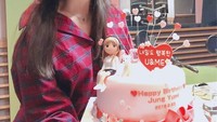 Menurut kamu lebih manis mana? Senyum Jong Yoo Mi atau kue ulang tahun bernuansa pink yang dipegangnya? Foto: Instagram yum_yum