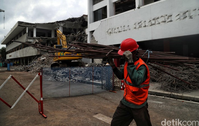 Proses revitalisasi Taman Ismail Marzuki (TIM) sudah mulai dilakukan hingga tahap II. Beberapa gedung juga sudah mulai proses pembongkaran.