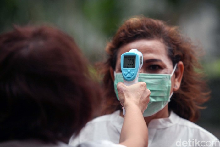 Dinas Kesehatan DKI Jakarta melakukan sosialisasi terkait virus corona di Apartemen Mediterania Garden 2, Jakarta, Kamis (6/1). Sosialisasi tersebut disambut baik warga.