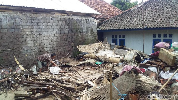 Rumah tidak layak di cianjur ambruk