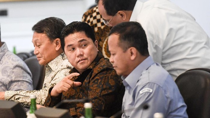 Presiden Joko Widodo (kiri) berbincang dengan Wakil Presiden Maruf Amin saat memimpin rapat kabinet terbatas tentang hilirisasi industri produk-produk unggulan di Kantor Presiden, Jakarta, Kamis (6/2/2020). Presiden Joko Widodo menyatakan industri nasional telah mampu membuat produk-produk dengan teknologi unggulan dan meminta dapat terus dikembangkan dengan pendanaan riset yang memadai dari BUMN serta swasta. ANTARA FOTO/Hafidz Mubarak A/wsj.