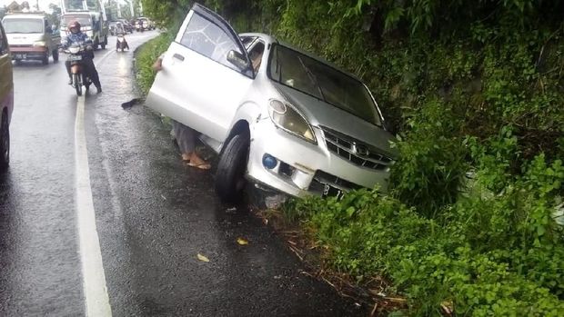 Solar Tumpah, Sejumlah Kendaraan Tabrakan dan Masuk Parit di Pucak