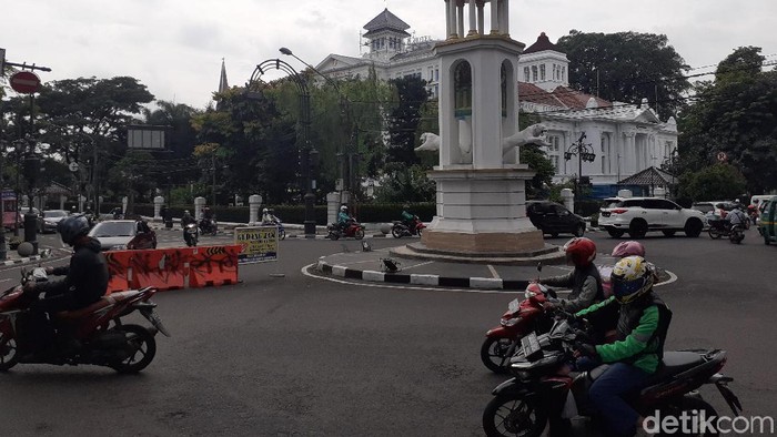 patung harimau loncat