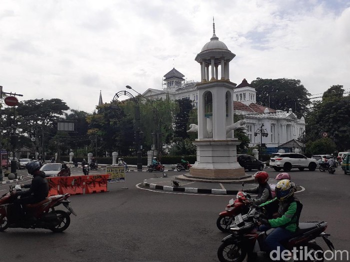 patung harimau loncat