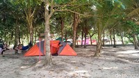 Lokasinya sekitar 10 kilometer sebelum Pangandaran. Hanya butuh waktu 10 menit dari jalur utama Pangandaran untuk sampai di Pantai Karapyak. (Faizal Amiruddin/detikcom)