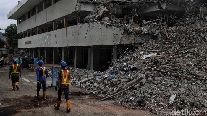 Proses revitalisasi Taman Ismail Marzuki (TIM) sudah mulai dilakukan hingga tahap II. Beberapa gedung juga sudah mulai proses pembongkaran.