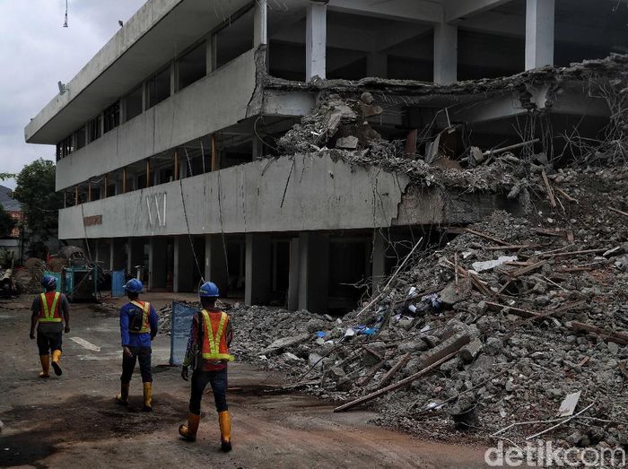 Revitalisasi Taman Ismail Marzuki Proses revitalisasi Taman Ismail Marzuki (TIM) sudah mulai dilakukan hingga tahap II. Beberapa gedung juga sudah mulai proses pembongkaran.