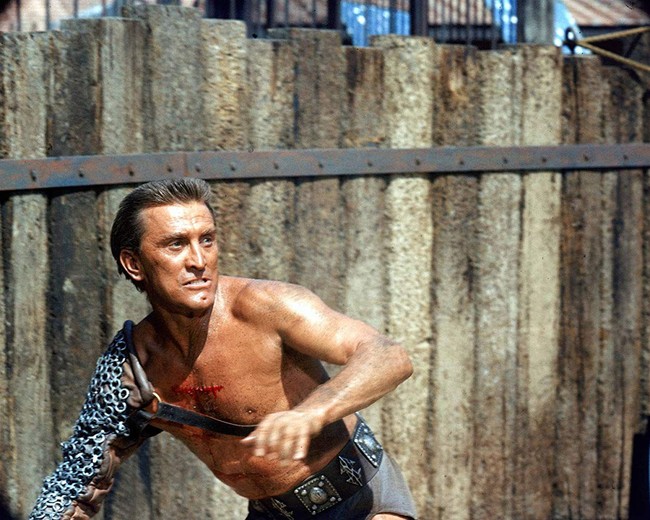 Kirk Douglas meninggal dalam usia 103 tahun, Rabu (5/2/2020). Semasa hidupnya, ia sudah tiga kali dinominasikan di ajang Academy Awards. Pada 1996, pihak Academy Awards memberikannya penghargaan seumur hidup atas kariernya sebagai aktor. Perannya sebagai Spartacus di film Spartacus (1960) berhasil menjadikan Kirk sebagai salah satu aktor yang berjaya pada masanya. (Foto: Silver Screen Collection/Getty Images via IMDb)